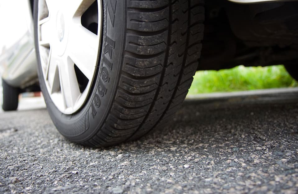 8446 close up of a car tire pv - Kupno nowych opon - kiedy i na co zwracać uwagę?
